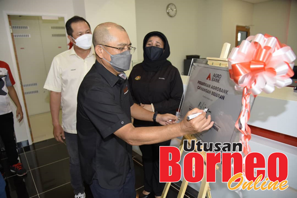  Ronald tandatangan plak perasmian cawangan Agrobank Beluran.