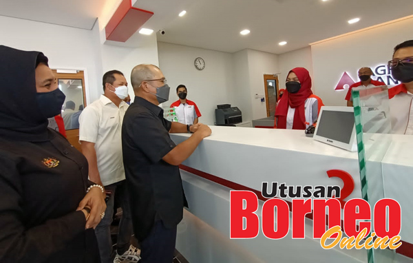  Ronald turut beramah mesra dengan kakitangan Agrobank Beluran.  