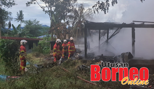  Pasukan bomba memadam api dan memeriksa keadaan di sekitar lokasi kebakaran.