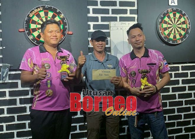  Pasangan beregu lelaki JJMS (Johan) meraih hadiah wang tunai RM2,500 yang dianggotai oleh Stan dan Didi menerima hadiah daripada penganjur Kevin Ramirez (tengah).