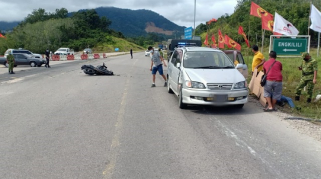 Keadaan di lokasi kemalangan maut yang meragut nyawa seorang anggota polis di KM 33 Jalan Sri Aman-Sarikei pada Selasa.