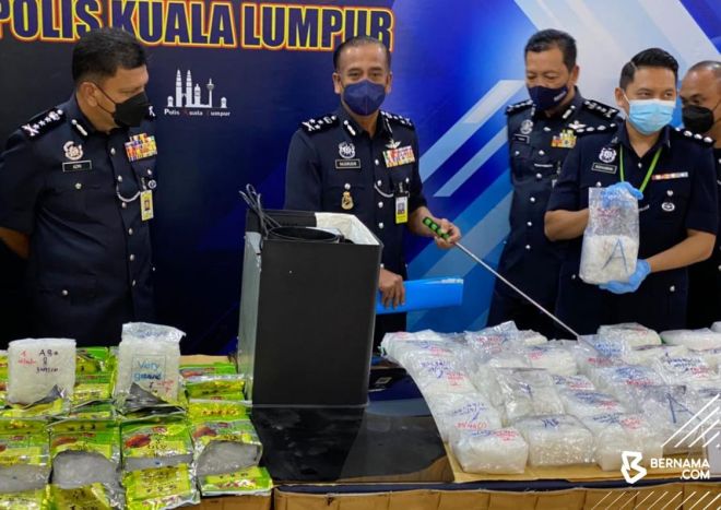 Razarudin (dua,kiri) menunjukkan barang rampasan pada sidang media kejayaan rampasan dadah jenis syabu di Ibu Pejabat Polis Kontinjen Kuala Lumpur semalam. -Gambar Bernama