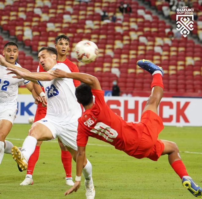 Antara aksi pemain Singapura dan Filipina malam Rabu. -Gambar FB AFF Suzuki Cup 