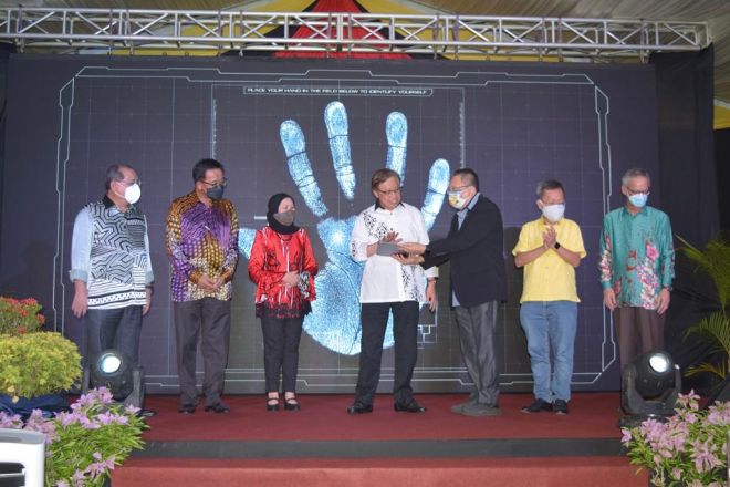  Abang Johari bejadika projek Ngemansangka Baru Pegung Nyemerai nyadi 'Taman Tema Air dan Pusat Projek Gastronomi Bandar Kreatif UNESCO' di Kuching kena malam Hari Enam. - Gambar oleh Roystein Emmor