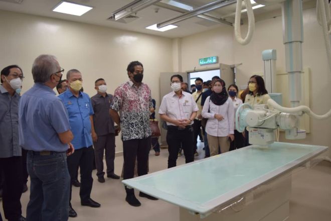 Khairy dan Fadillah meninjau sebuah bilik rawatan yang disediakan di Hospital Baharu Sri Aman sempena majlis penyerahannya hari ini. 