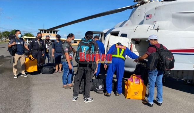 Petugas SPR menyimpan peti undi untuk dihantar ke kawasan pedalaman di Mulu menggunakan helikopter.