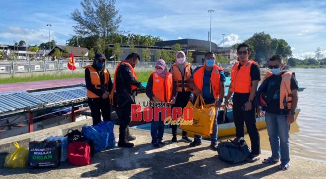 Petugas SPR bersama peti undi dan persiapan hari mengundi sedia bertolak ke Benawa, Marudi menggunakan perahu panjang.