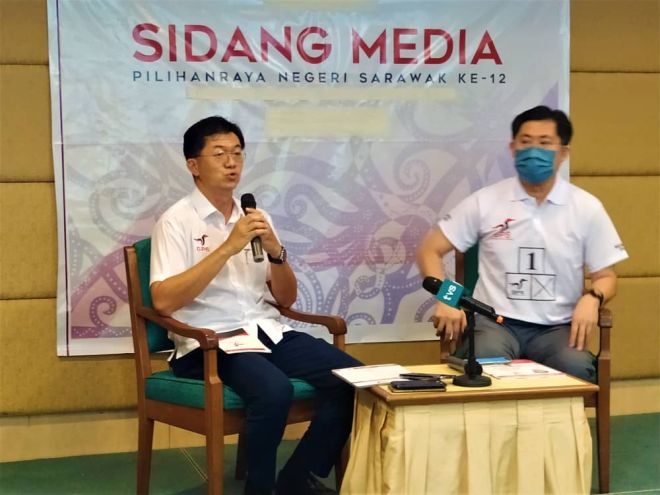 Lau (kiri) dan Hii semasa sidang media terakhir mereka di Sibu, hari ini.
