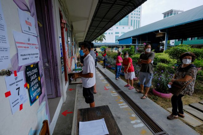 Beberapa orang pengundi yang tiba awal pagi ini untuk mengundi dilihat mematuhi prosedur operasi standard yang ditetapkan iaitu memakai pelitup muka dan melalui proses saringan suhu badan ketika tinjauan di Sekolah Jenis Kebangsaan Cina Chung Hwa, Sibu - Gambar Bernama