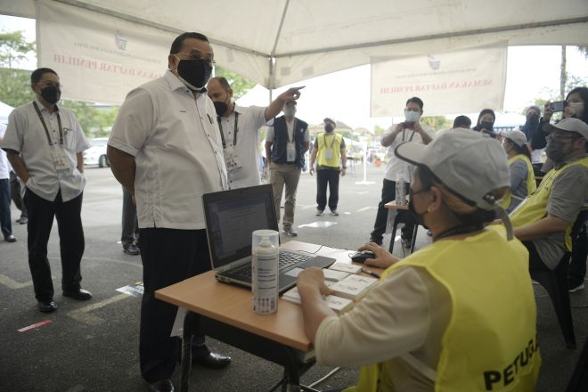 Pengerusi SPR Datuk Abdul Ghani Salleh melawat pusat mengundi bagi Pilihan Raya Negeri Sarawak Ke-12 di Sekolah Menengah Kebangsaan Datuk Patinggi Haji Abdul Gapor hari ini.