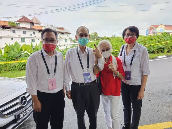 Chong (kiri) bersama bapanya Chong Siew Chiang (dua kiri), ibunya Sim Yaw Sik (dua kanan) dan Grace di pusat pengundian SMK Kuching High. 