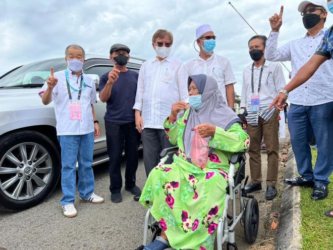  Abang Johari dan Naroden bergambar bersama-sama pengundi dipekarangan pusat mengundi SK Abang Kadir Gedong, hari ini.