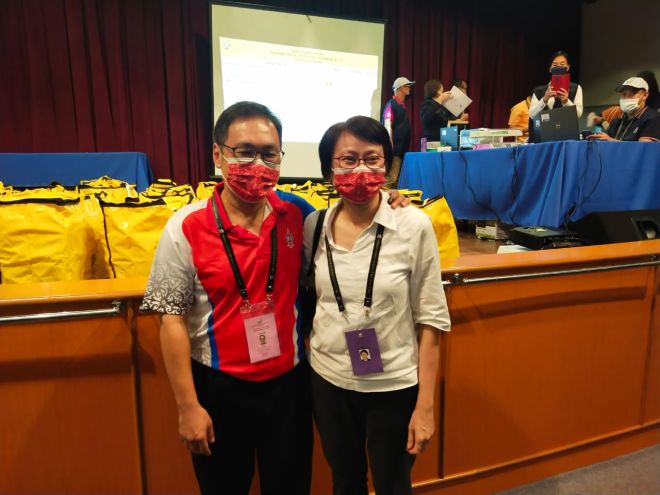 Chong (kiri) bersama isteri Grace Tan meraikan kemenangan di N.9 Padungan dengan 1,198 undi majoriti. 