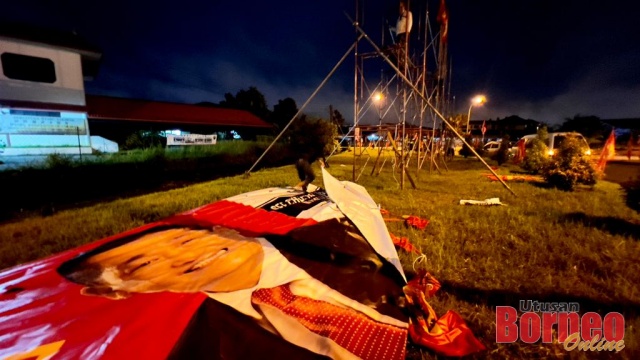 Jentera PSB menurunkan bendera dan kain rentang parti di Tabuan Laru kira-kira jam 1 pagi tadi. Gambar oleh Roystein Emmor