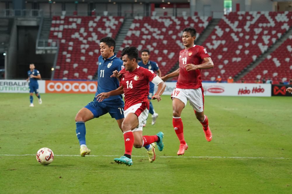 Antara babak perlawanan Thailand dan Indonesia dalam merebut piala AFF di Singapura pada malam Rabu. - Gambar affsuzukicup.com