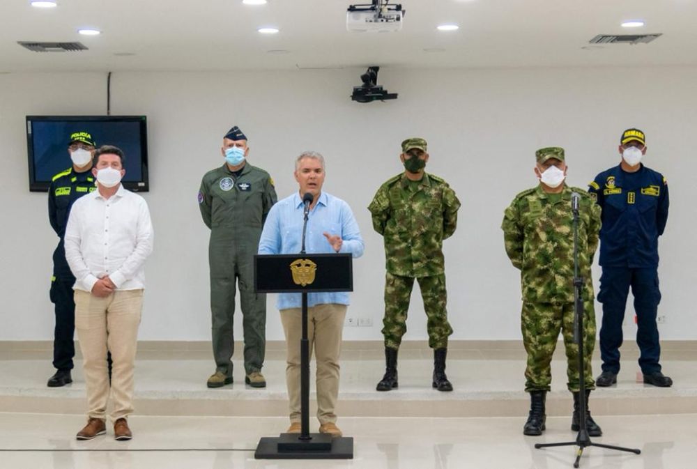  Gambar serahan Pejabat Presiden Colombia menunjukkan Duque (tengah) bercakap pada penghujung mesyuarat majlis keselamatan untuk meminta pasukan tentera bantuan dikerah ke Aracua, di sempadan dengan Venezuela selepas pertempuran antara ELN dan FARC mengorbankan banyak nyawa di Cartagena, Colombia kelmarin. — Gambar AFP 