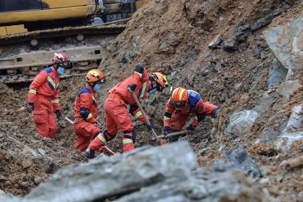  Anggota penyelamat menggali tanah runtuh yang mengorbankan 14 orang di barat daya wilayah Guizhou, China kelmarin. — Gambar AFP