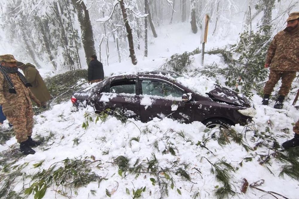 Gambar serahan Perkhidmatan Perhubungan Awam Dalam Negeri (ISPR) kelmarin menunjukkan anggota tentera menyertai operasi menyelamat dan membersihkan jalan raya yang dilitupi salji tebal di Murree, kira-kira 70 kilometer timur laut Islamabad. - Gambar AFP