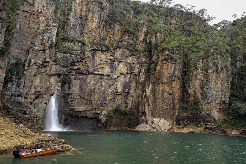 Gambar serahan Jabatan Bomba Minas Gerais menunjukkan kawasan di mana ketulan batu besar pecah dari tebing menimpa beberapa bot pelancong di kawasan ngarai Tasik Furnas, bandar Capitolio di negeri Minas Gerais kelmarin. - Gambar AFP