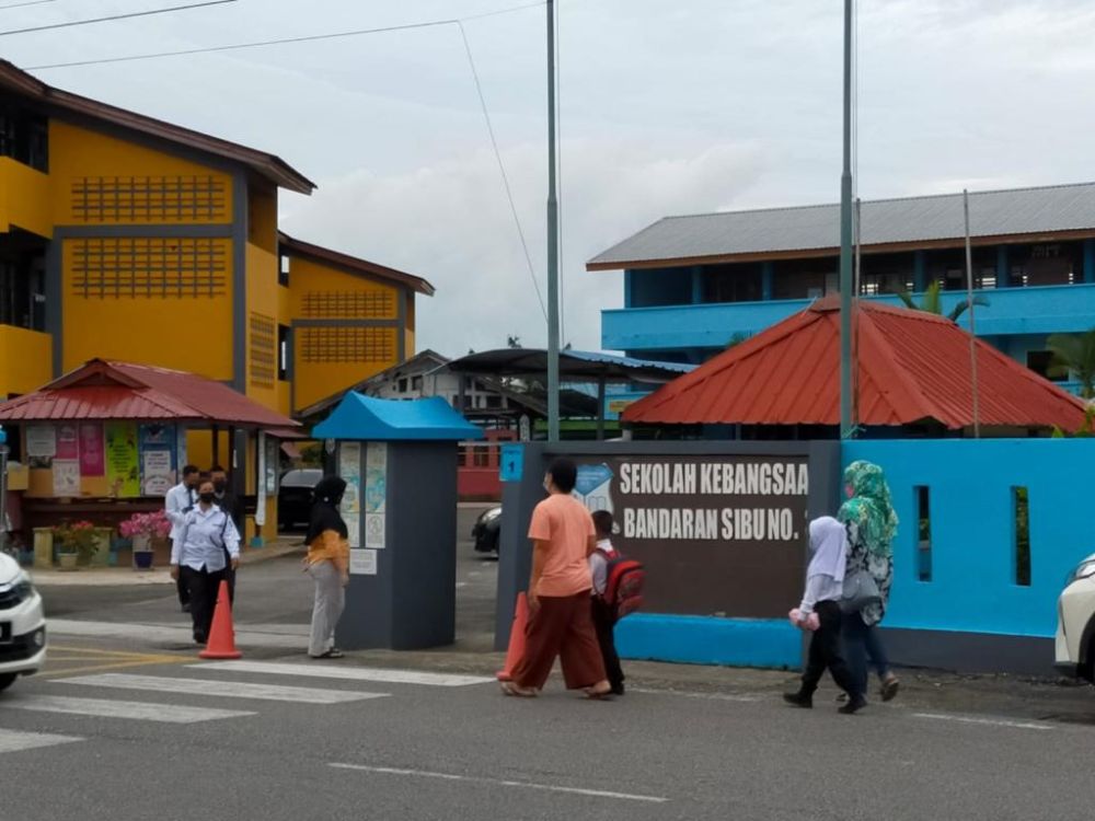 Bala apai indai nganjung anak sida besekula ba SK Bandaran No.3, Sibu kemari.