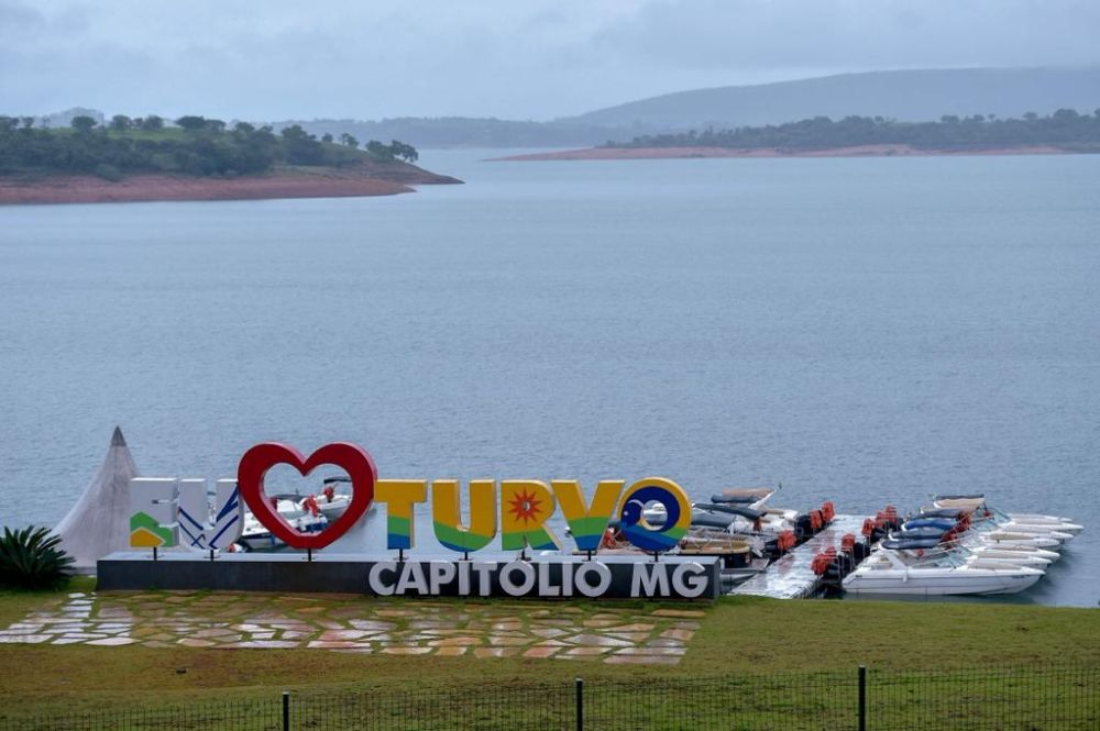 Pemandangan menunjukkan bot-bot pelancong berlabuh di tebing Tasik Furnas di Capitolio, Minas Gerais, kelmarin. - Gambar AFP