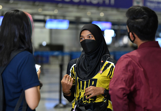 Alia pada temu bual bersama pengamal media sebelum berlepas ke Sepanyol di Lapangan Terbang Antarabangsa Kuala Lumpur (KLIA) pada Rabu. -Gambar Bernama