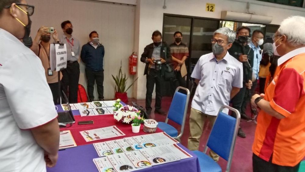 Dr Annuar lebuh ti ngelawa bansal pemandang pelajar ke dibuka nyerumba pengerami bejadi Program Outreach Bahagian Kemasukan Pelajar IPTA (BKPA) Zon Sarawak. Iya disempulang Rektor UiTM Pampang Sarawak, Profesor Dato Dr Jamil Hamali (kanan).