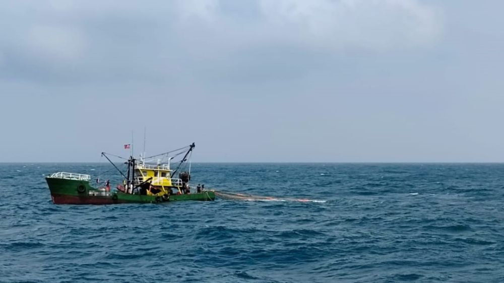 Bot nelayan tempatan yang dikesan melakukan aktiviti menangkap ikan di kawasan taman laut. 