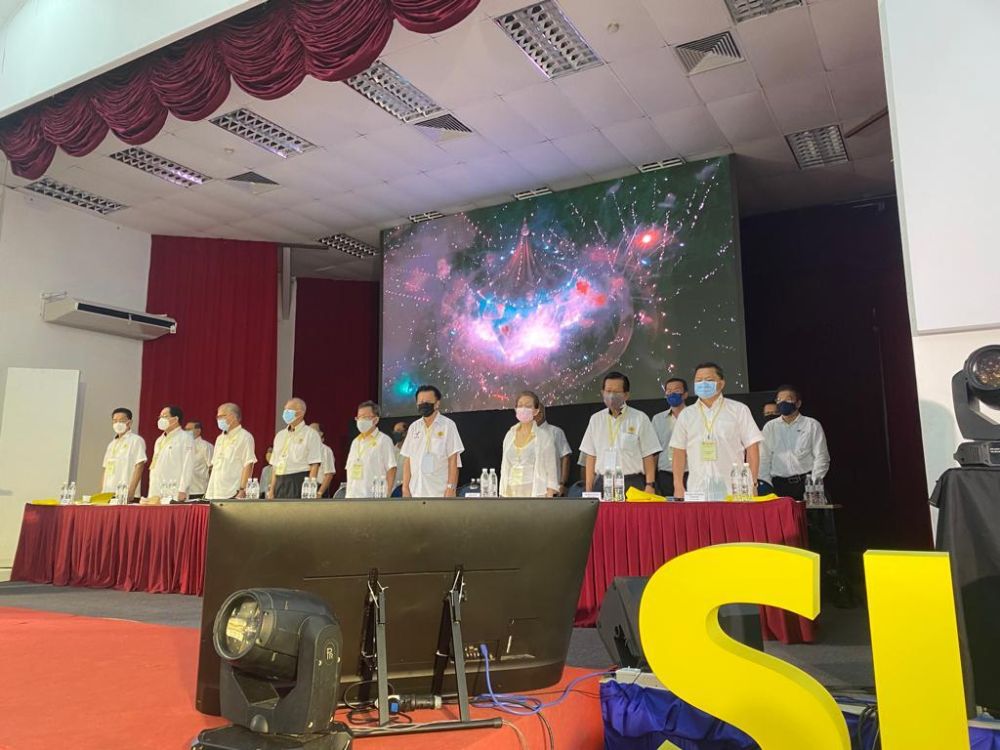 Dr Sim (tengah) semasa persidangan perwakilan tahunan SUPP 2021 di ibu pejabat SUPP hari ini.