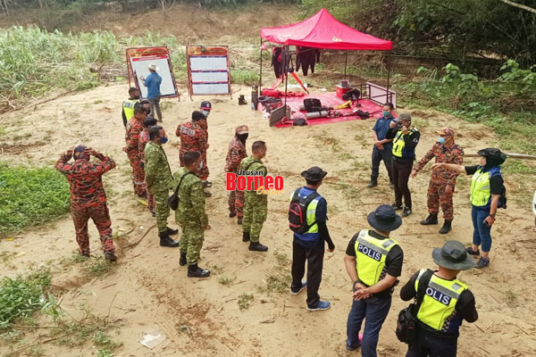  Pasukan penyelamat bersiap sedia menjalankan operasi SAR di lokasi kejadian.