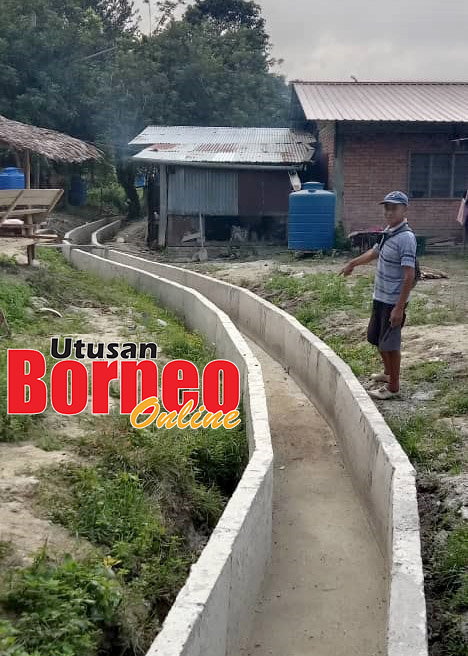  Julas menunjukkan parit konkrit yang telah siap dilaksanakan untuk kemudahan penduduk kampung Liau Ulu.