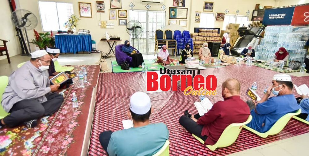  Sebahagian yang hadir pada Program Bacaan Yasin dan Tahlil Tahun 2022 yang diadakan di Anjung Kompleks Kasih Datin Seri Asbeh Kg Limbawang.