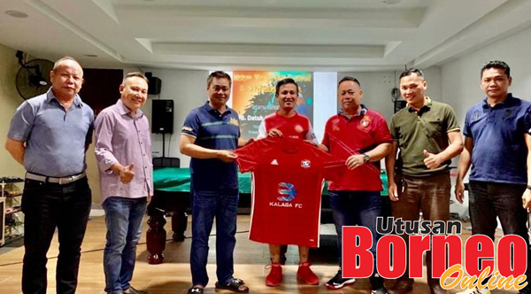  Masiung (tiga dari kiri) memperagakan jersi rasmi serta logo Kalaga FC bersama Richin dan Hilton (tengah) sambil disaksikan Mansur dan William.