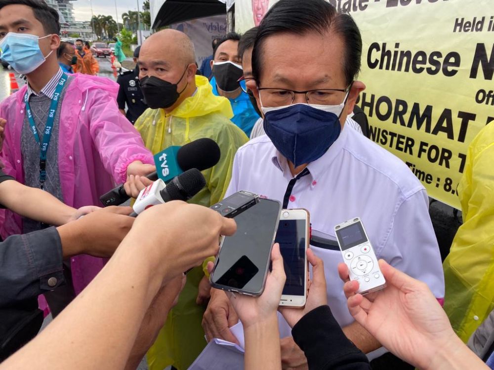 Lee ditemui media selepas merasmikan Kempen Keselamatan Jalan Raya Peringkat Negeri Sempena Tahun Baharu Cina, di Jalan Tun Jugah hari ini.