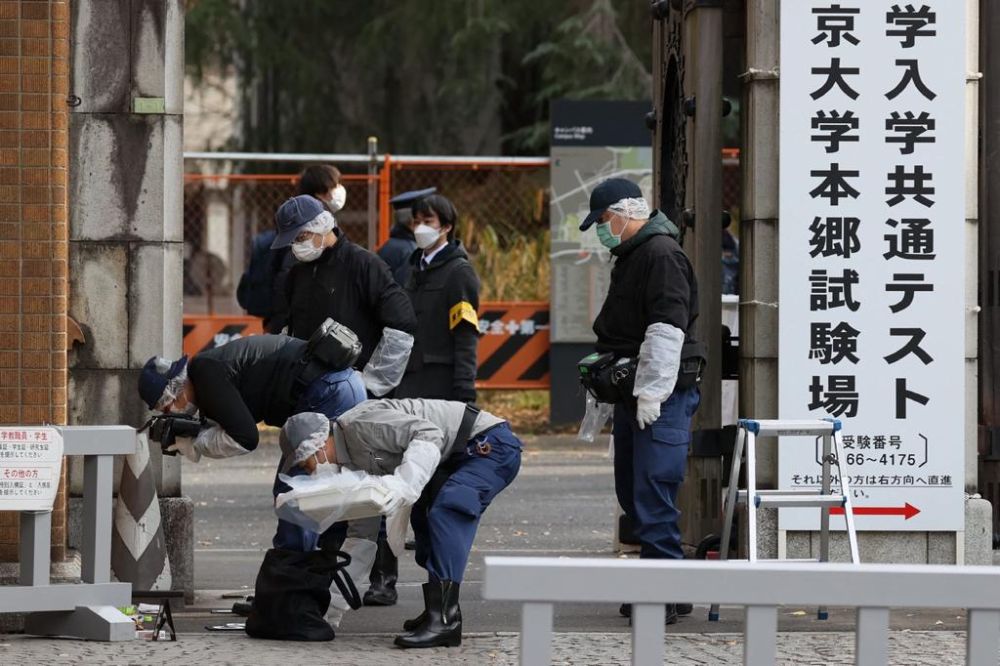  Pegawai polis melakukan siasatan di hapadan pintu masuk Universiti Tokyo selepas dua orang pelajar dan warga emas maut ditikam, di Tokyo, kelmarin. — Gambar AFP