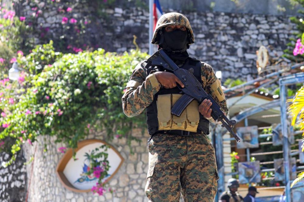  Gambar fail bertarikh 7 Julai 2021, menunjukkan seorang anggota polis Haiti berdiri di luar rumah presiden di Port-au-Prince, Haiti, selepas Presiden Jovenel Moise dibunuh. — Gambar AFP