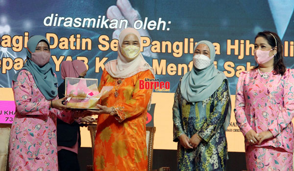  Juliah (tengah) menerima cenderakenangan daripada Myrna (dua kiri) selepas merasmikan Program Kepimpinan Dan Pameran Keusahawan Wanita.
