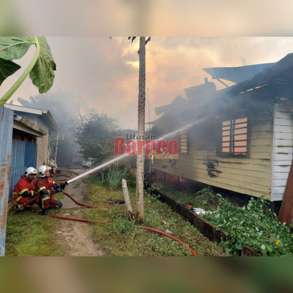  Pasukan bomba menjalankan operasi memadam kebakaran di Jalan Mogonibung Kampung Koidupan di sini.