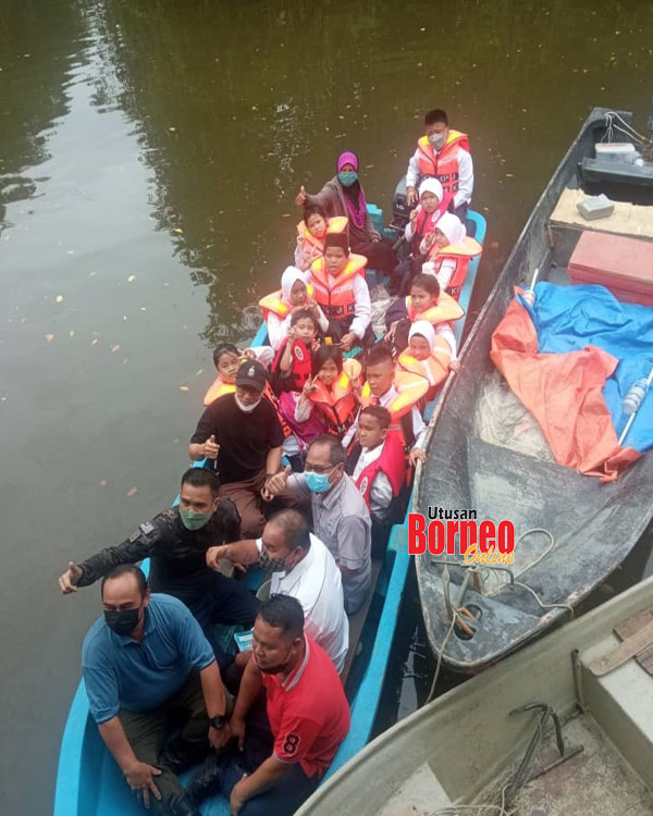  Harun (tiga kiri) turut sama menaiki perahu yang digunakan murid SK Mangkapon semasa lawatan itu.