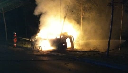 Kenderaan mangsa terbakar seratus peratus setelah terbabit kemalangan kendiri di lampu isyarat Coco Cabana di sini tengah malam tadi.