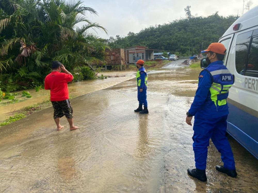  Anggota APM sedang memantau keadaan banjir yang masih melanda Kampung Menuang pagi ini.