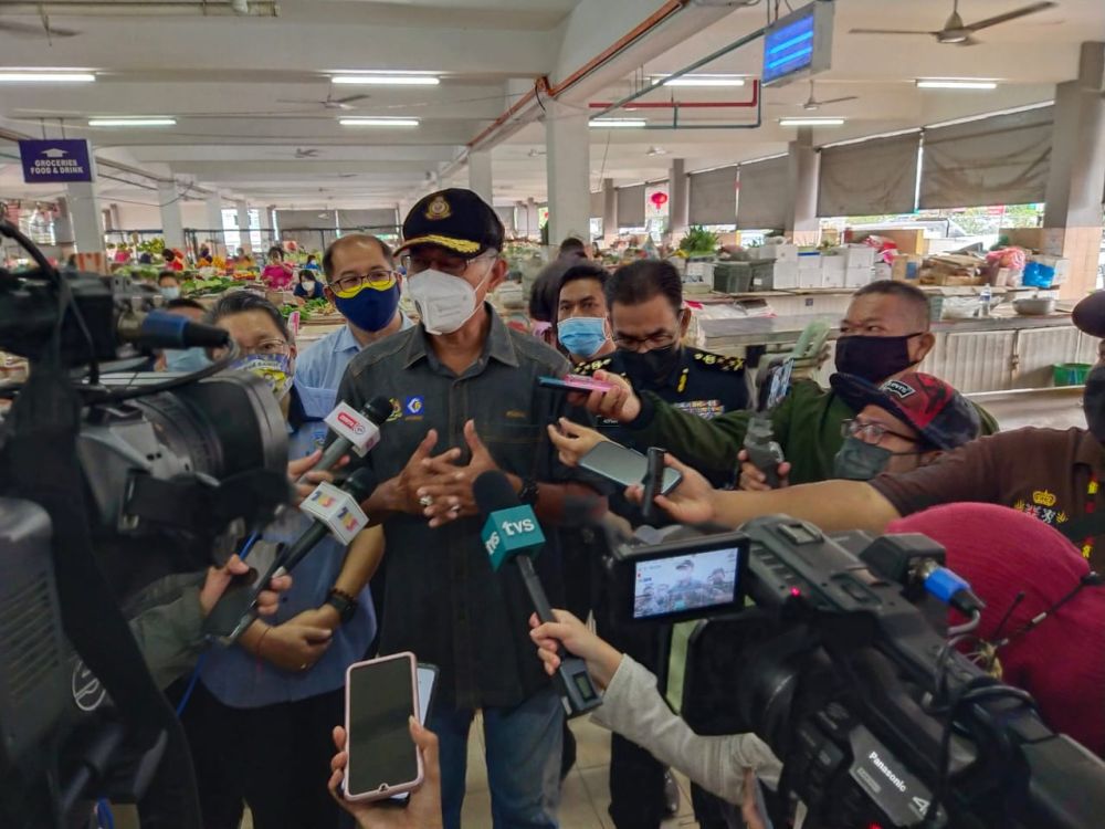 Rosol ketika ditemui pemberita di Pasar Komuniti Stutong, Kuching hari ini.