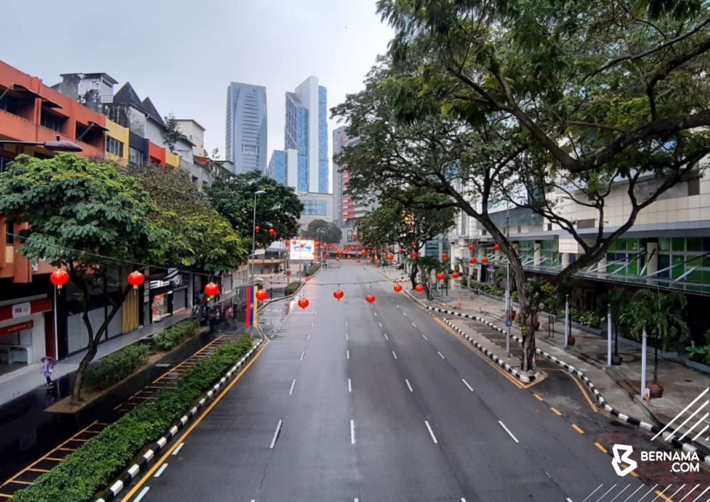 Laluan utama menuju Dataran Merdeka, Kompleks Sogo dan Masjid Jamek di ibu negara lengang susulan penutupan jalan yang dilakukan oleh pihak polis setakat jam 9 pagi, hari ini.⁣ - Gambar BERNAMA