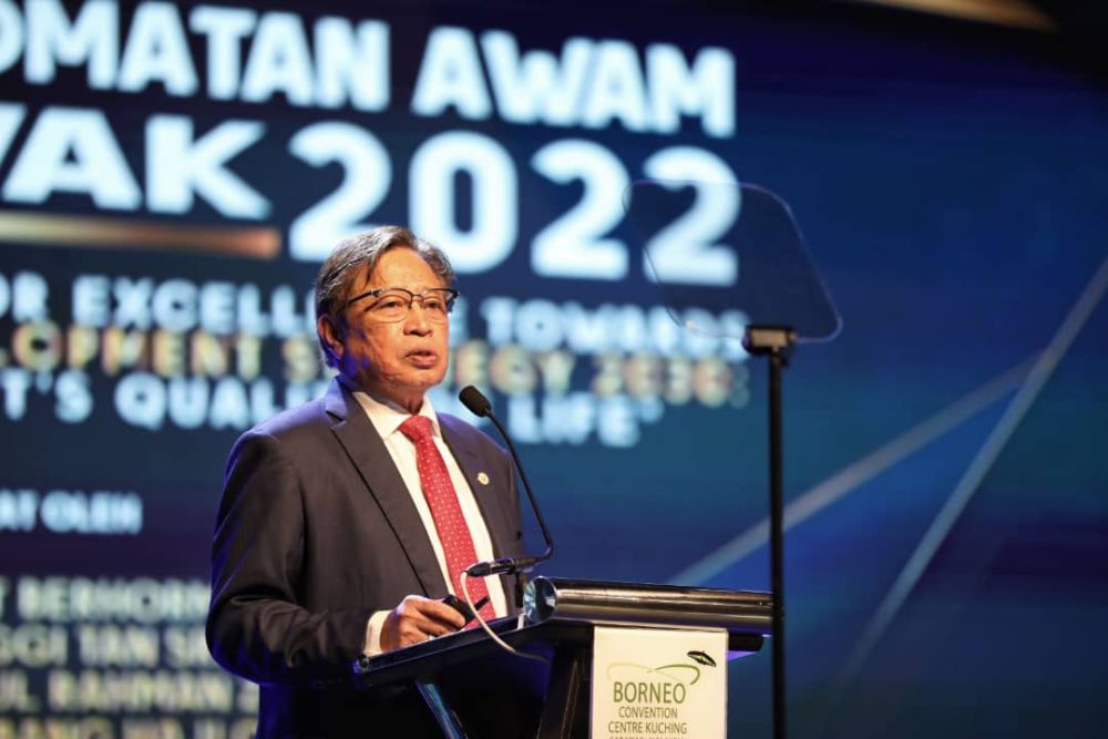 Abang Johari ketika menyampaikan ucapan pada Hari Perkhidmatan Awam Negeri Sarawak 2022 di BCCK . - Gambar UKAS