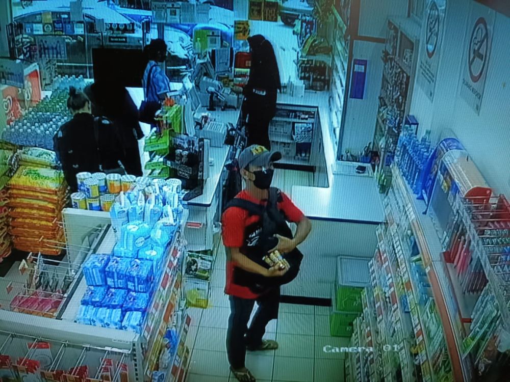  Kegiatan suspek mencuri barangan di dalam premis yang dirakam melalui CCTV.