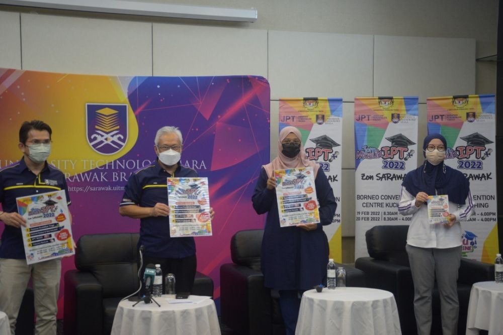  Jamil (dua kiri) bersama tetamu UiTM menunjukkan poster Program Jom Masuk IPT Zon 3 Sarawak 2022 yang akan diadakan pada 19 dan 20 Februari di Pusat Konvensyen Borneo Kuching.