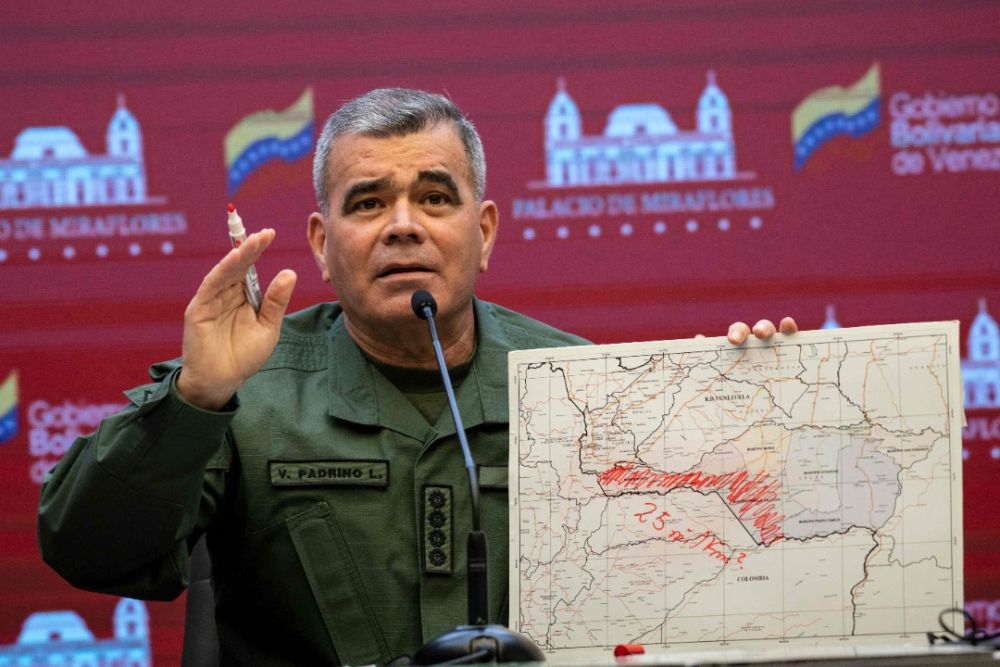 Padrino menunjukkan peta ketika membuat sidang media di Miraflores Presidential Palace di Caracas. — Gambar AFP