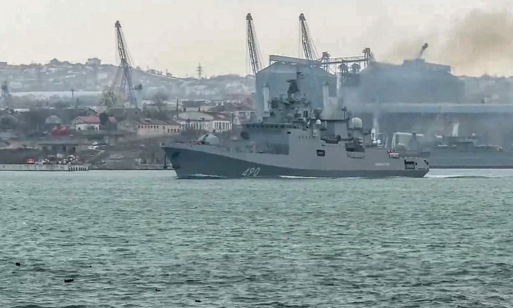  Tangkap layar video serahan Kementerian Pertahanan Rusia kelmarin menunjukkan sebuah kapal perang di luar pantai pelabuhan Sevastopol semasa latihan tentera laut di Laut Hitam. - Gambar AFP
