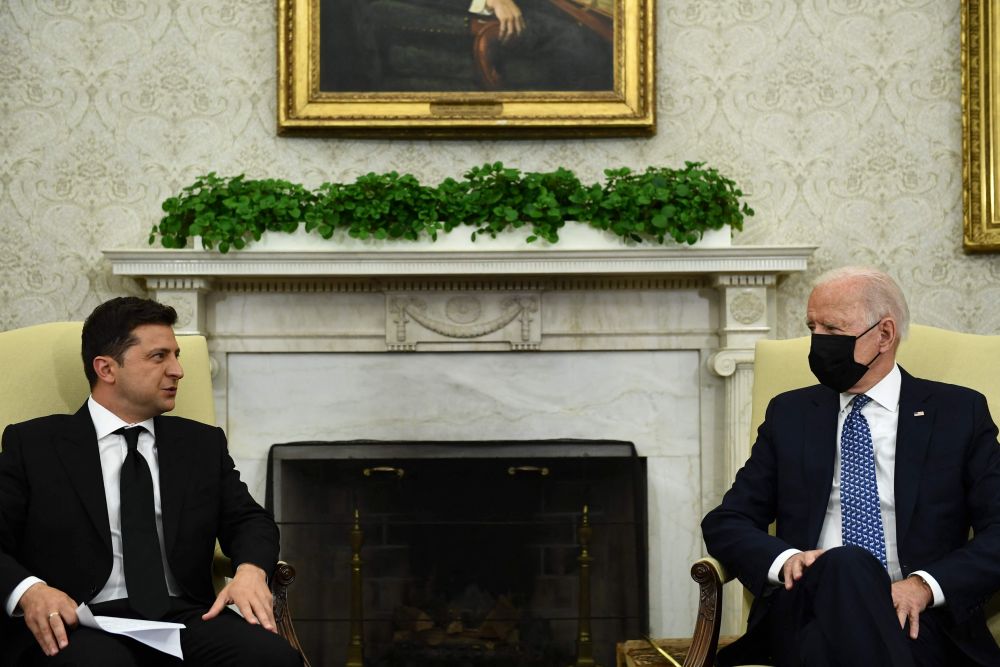 Gambar fail bertarikh 1 September 2021, menunjukkan Joe Biden (kanan) mengadakan pertemuan dengan Zelensky di Rumah Putih di Washington. — Gambar AFP