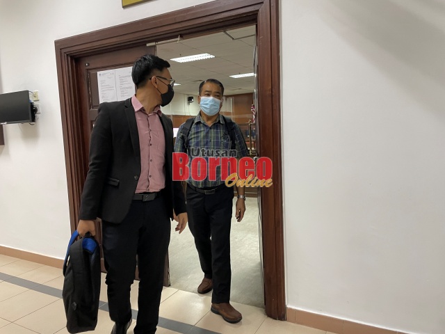  Tertuduh (kanan) mengaku bersalah mendorong ADUN Balai Ringin menyerahkan cek berjumlah RM50,000. 